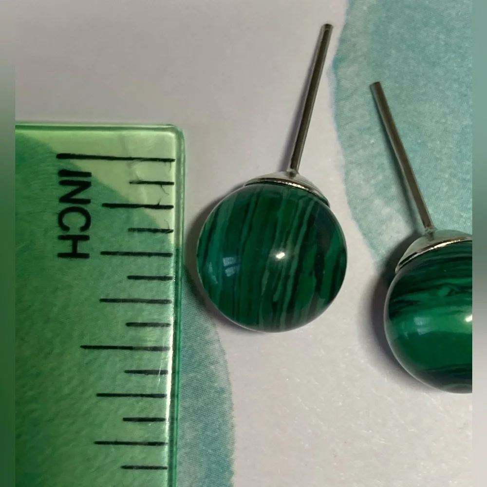 🌟 Malachite Stud Earrings - Picture 2 of 3